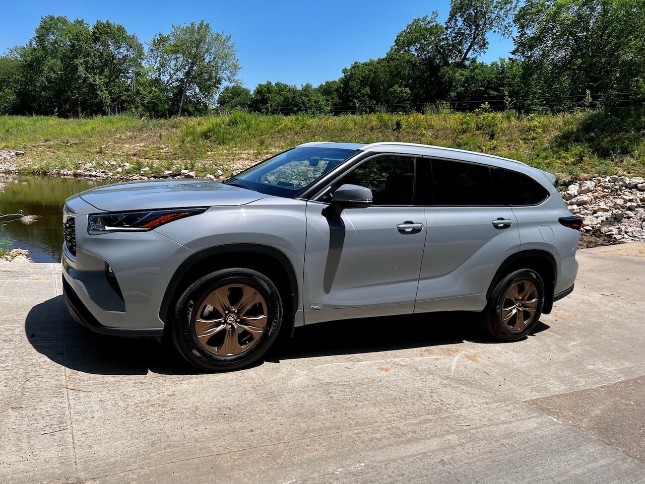 REVIEW 2022 Toyota Highlander Hybrid Bronze Edition Gets You There In Style
